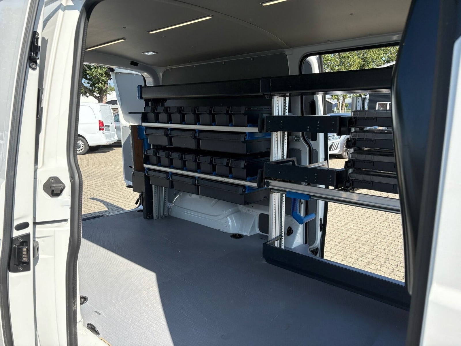 Hvid VW Transporter fra 2024