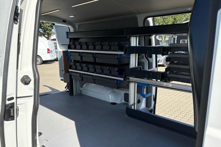Hvid VW Transporter fra 2024