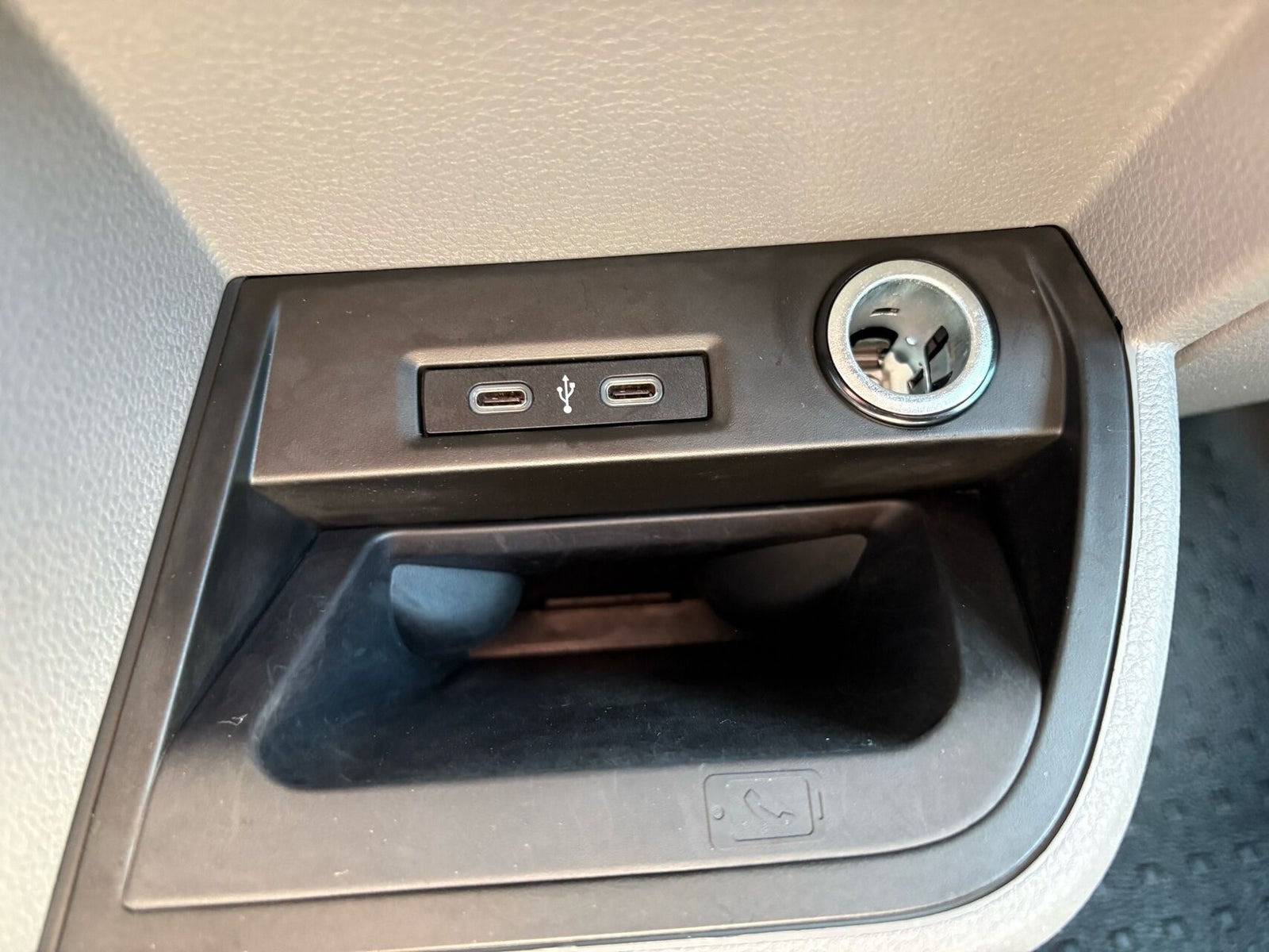 Hvid VW Transporter fra 2024