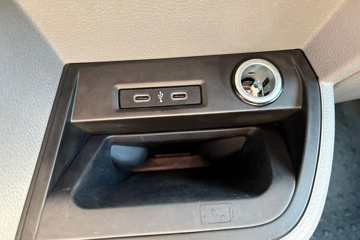 Hvid VW Transporter fra 2024