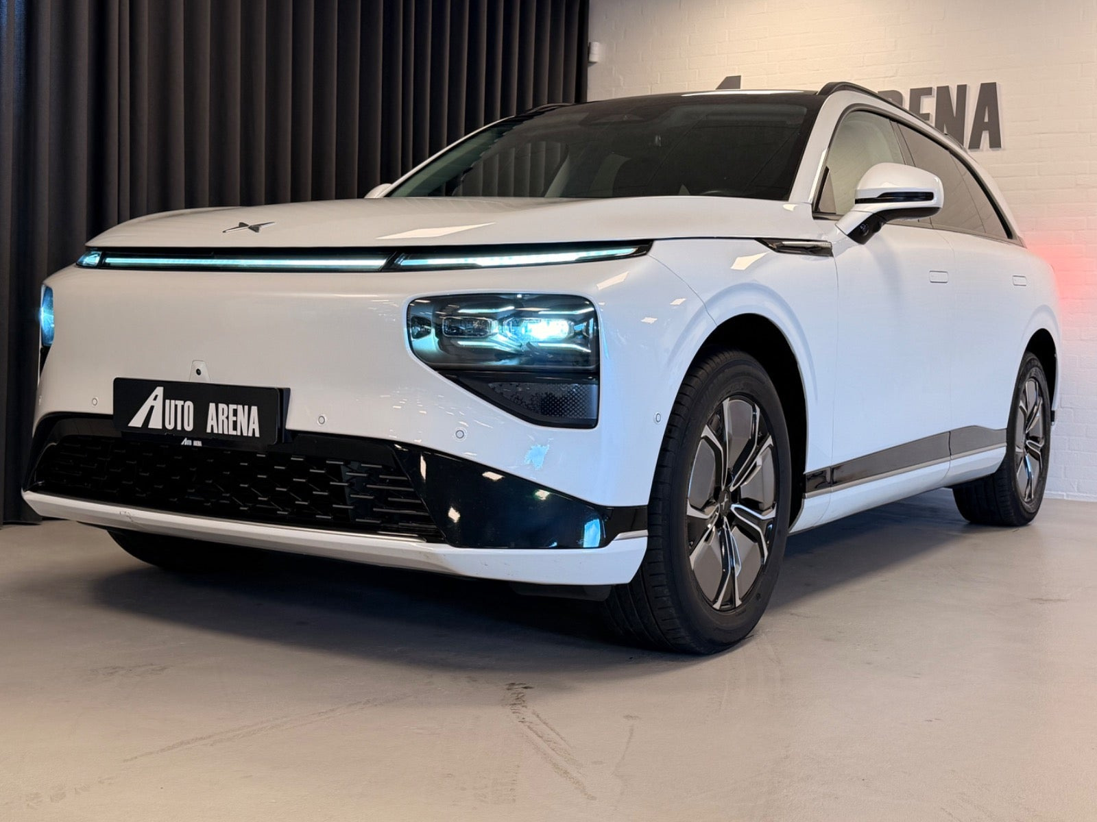 Hvid Xpeng G9 fra 2024