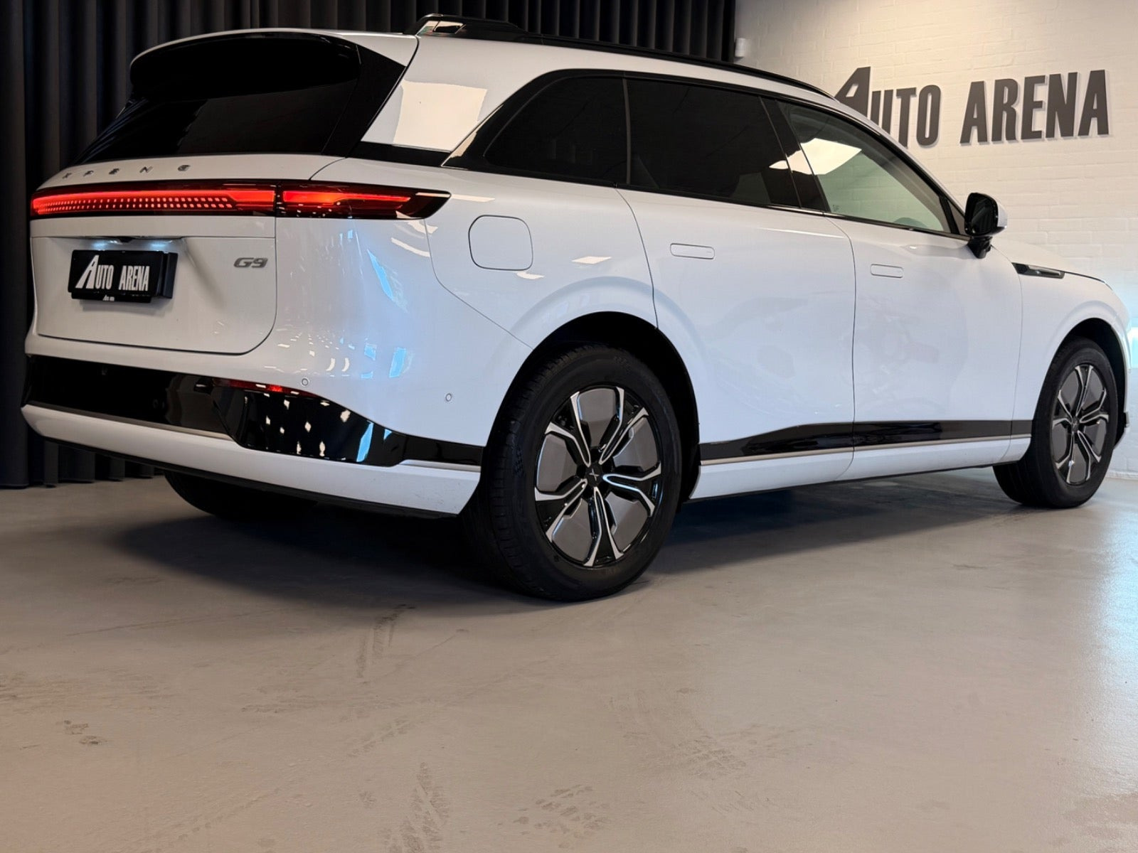 Hvid Xpeng G9 fra 2024