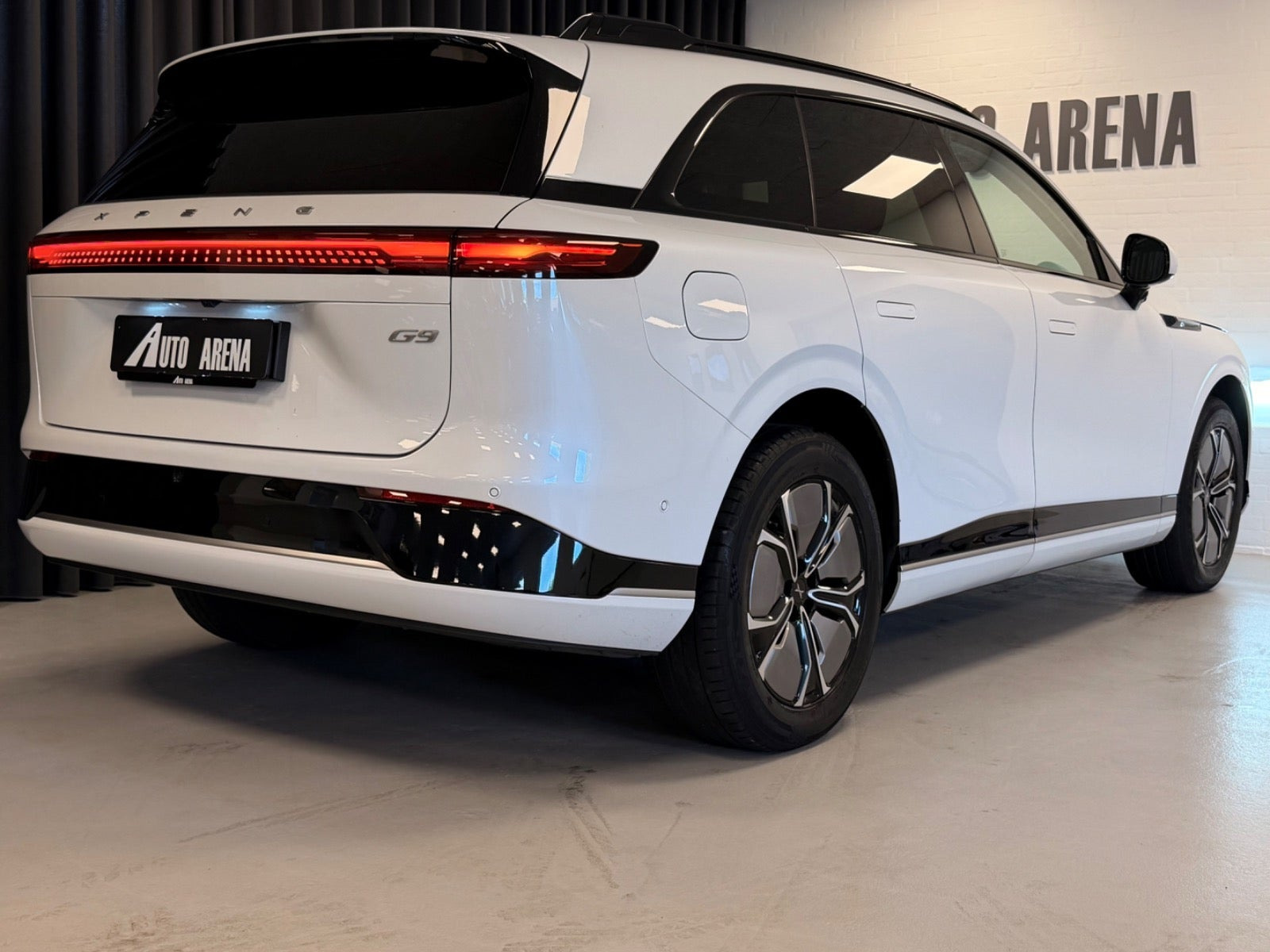Hvid Xpeng G9 fra 2024
