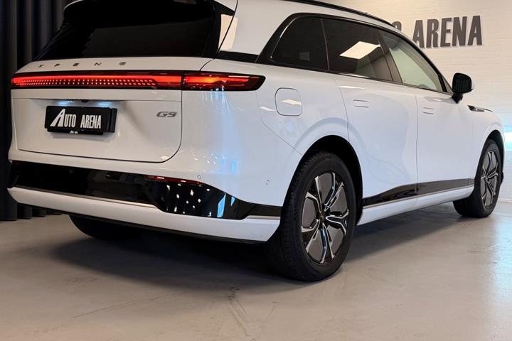 Hvid Xpeng G9 fra 2024