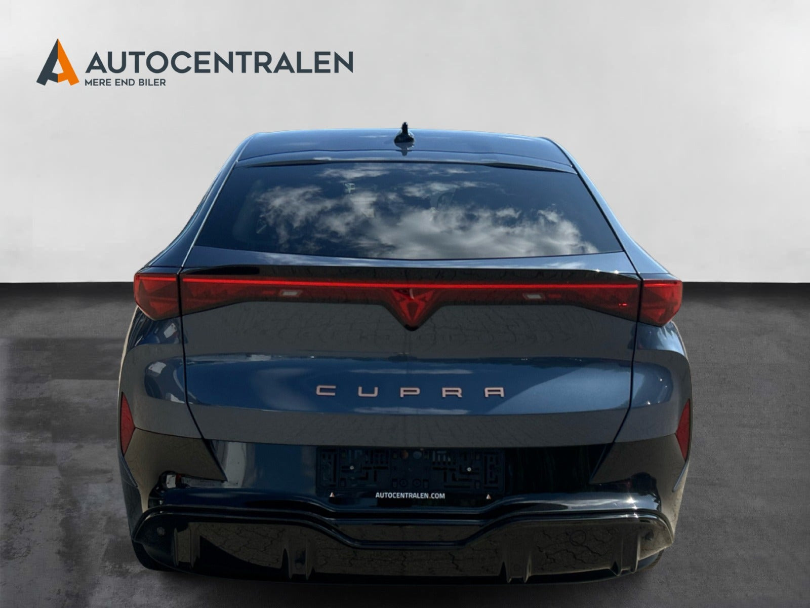Blå Cupra Tavascan fra 2024