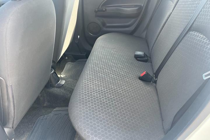 Hvid Mitsubishi Space Star fra 2015