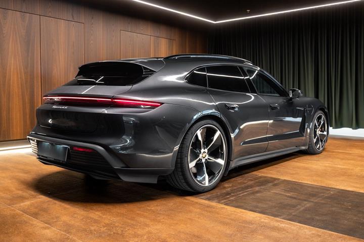 Grå Porsche Taycan 4S fra 2022