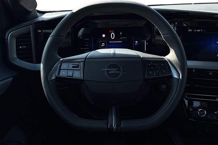Sølv Opel Mokka-e fra 2025
