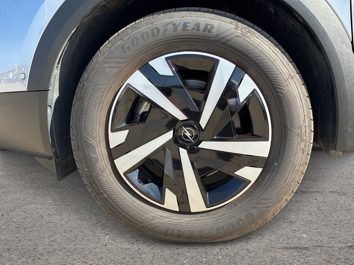 Sølv Opel Mokka-e fra 2025