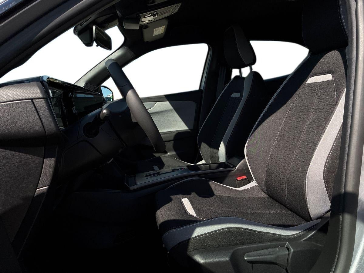 Sølv Opel Mokka-e fra 2025