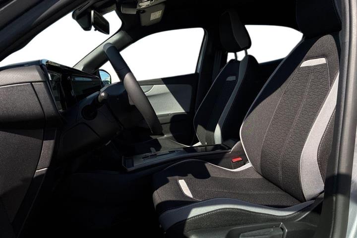 Sølv Opel Mokka-e fra 2025