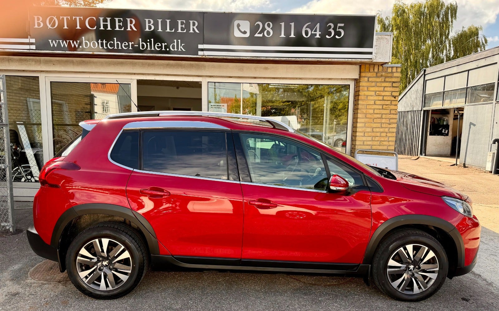 Grå Peugeot 2008 fra 2018