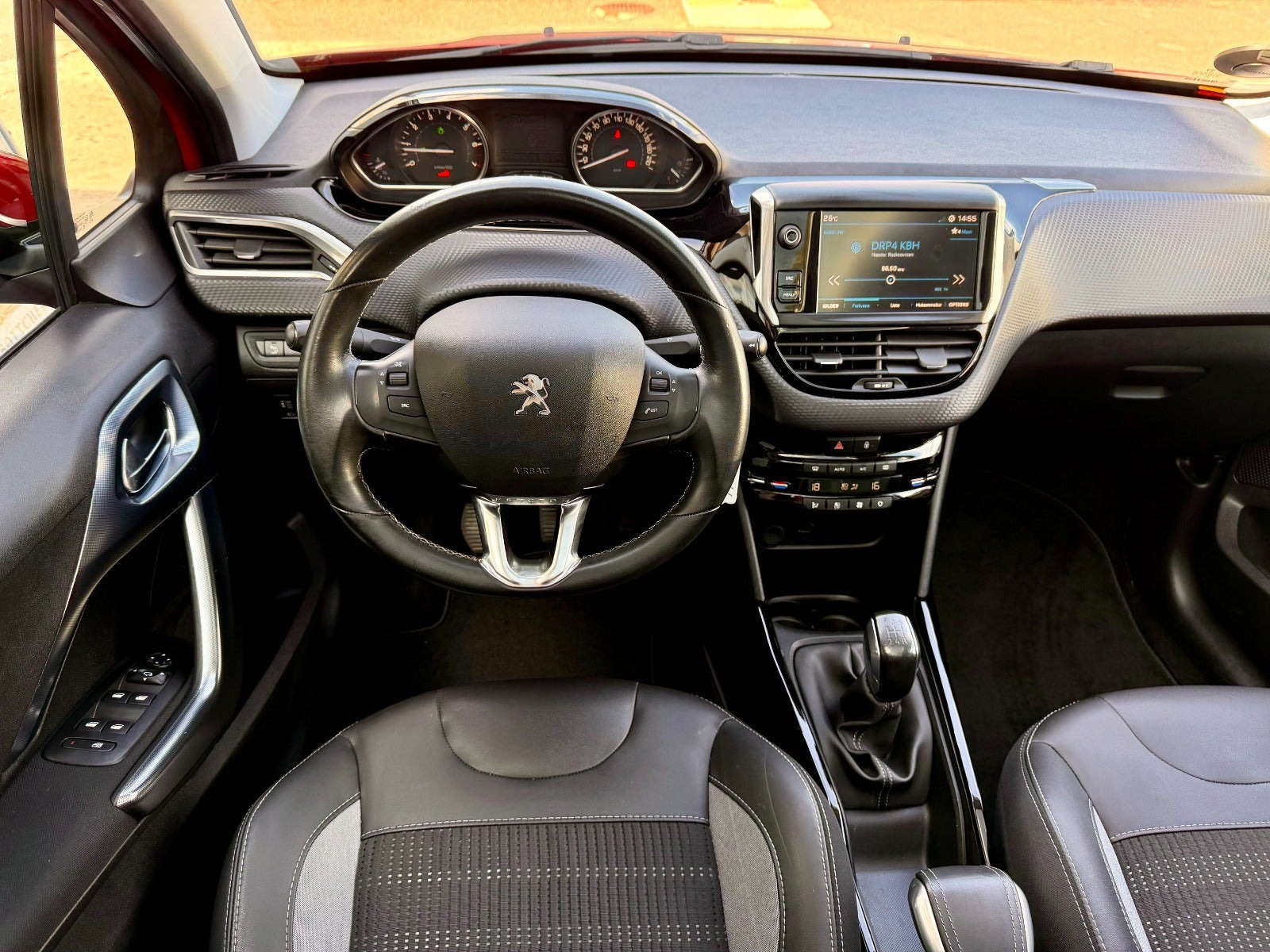 Grå Peugeot 2008 fra 2018