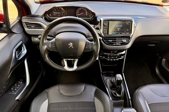 Grå Peugeot 2008 fra 2018