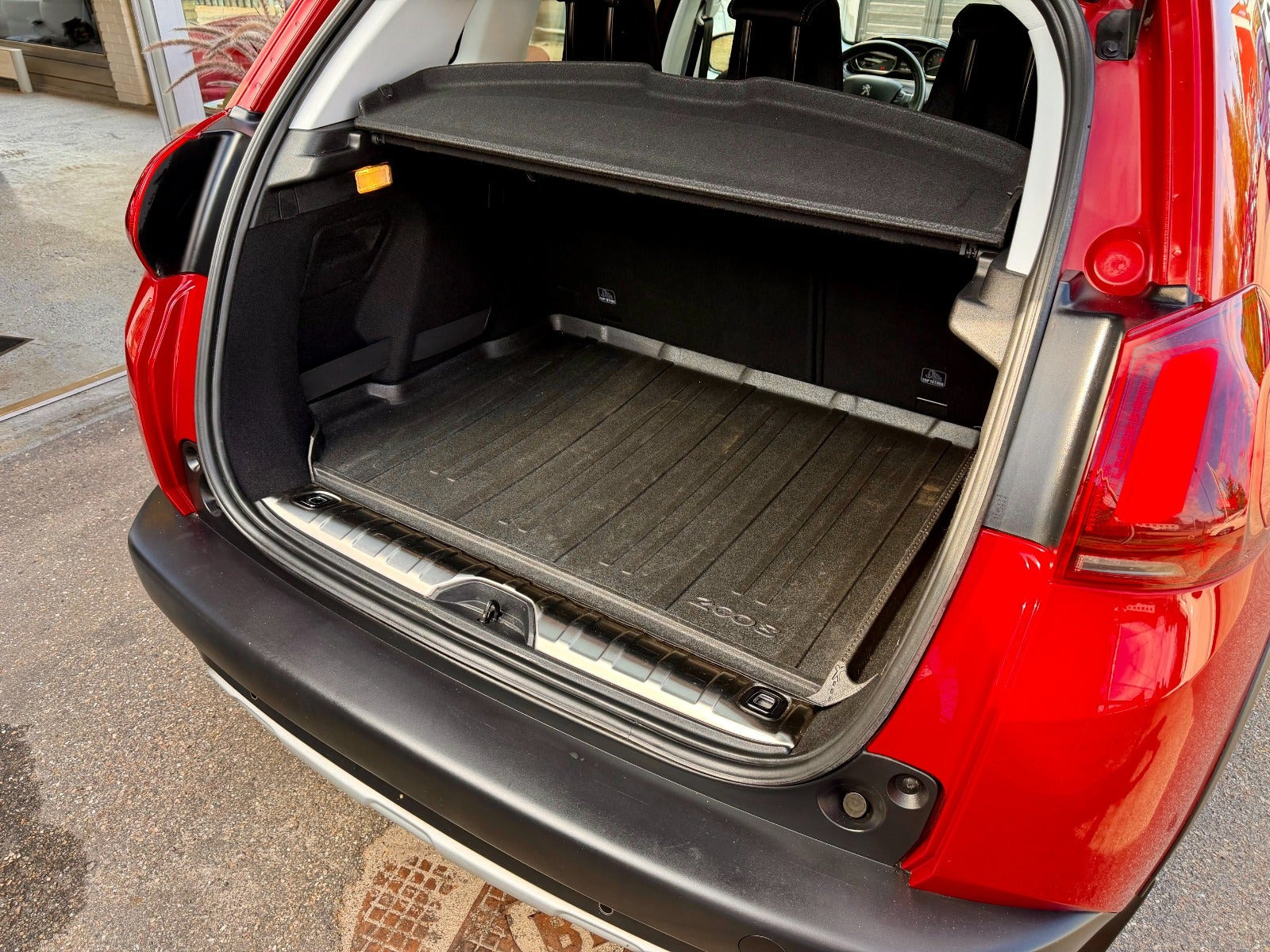 Grå Peugeot 2008 fra 2018