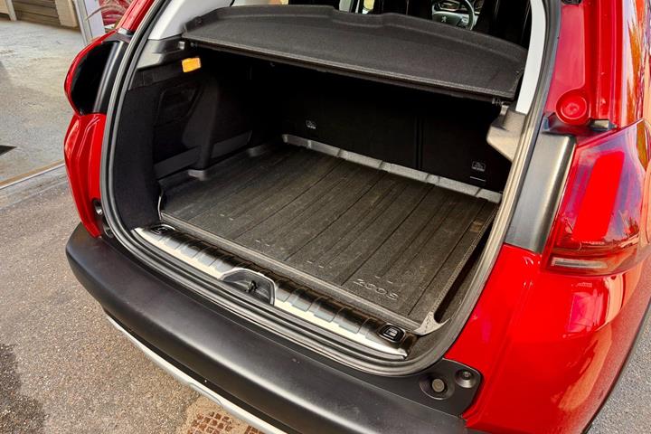 Grå Peugeot 2008 fra 2018