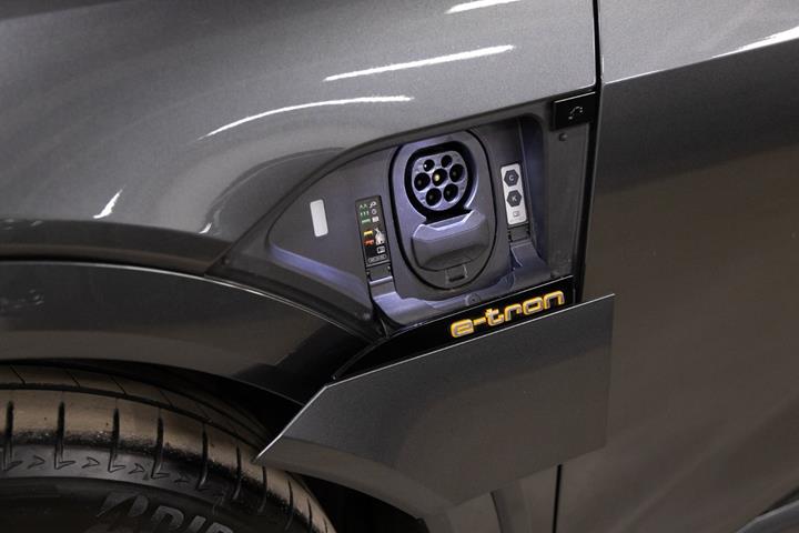 Grå Audi e-tron fra 2022