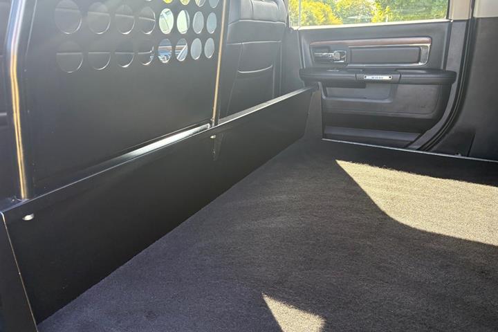 Sort Dodge RAM 1500 fra 2017