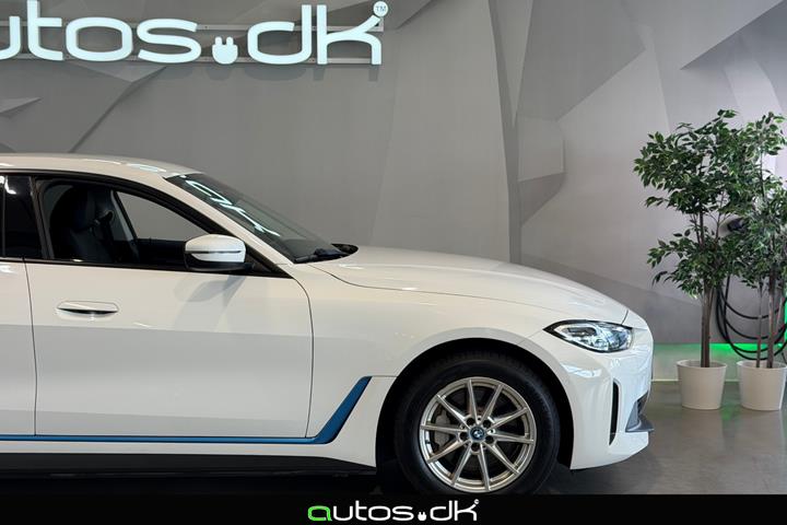 Hvid BMW i4 fra 2023