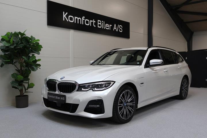Hvid BMW 330e fra 2022