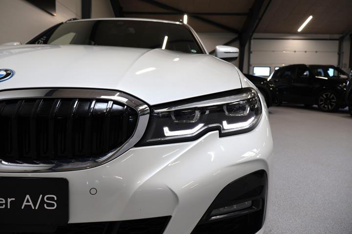 Hvid BMW 330e fra 2022