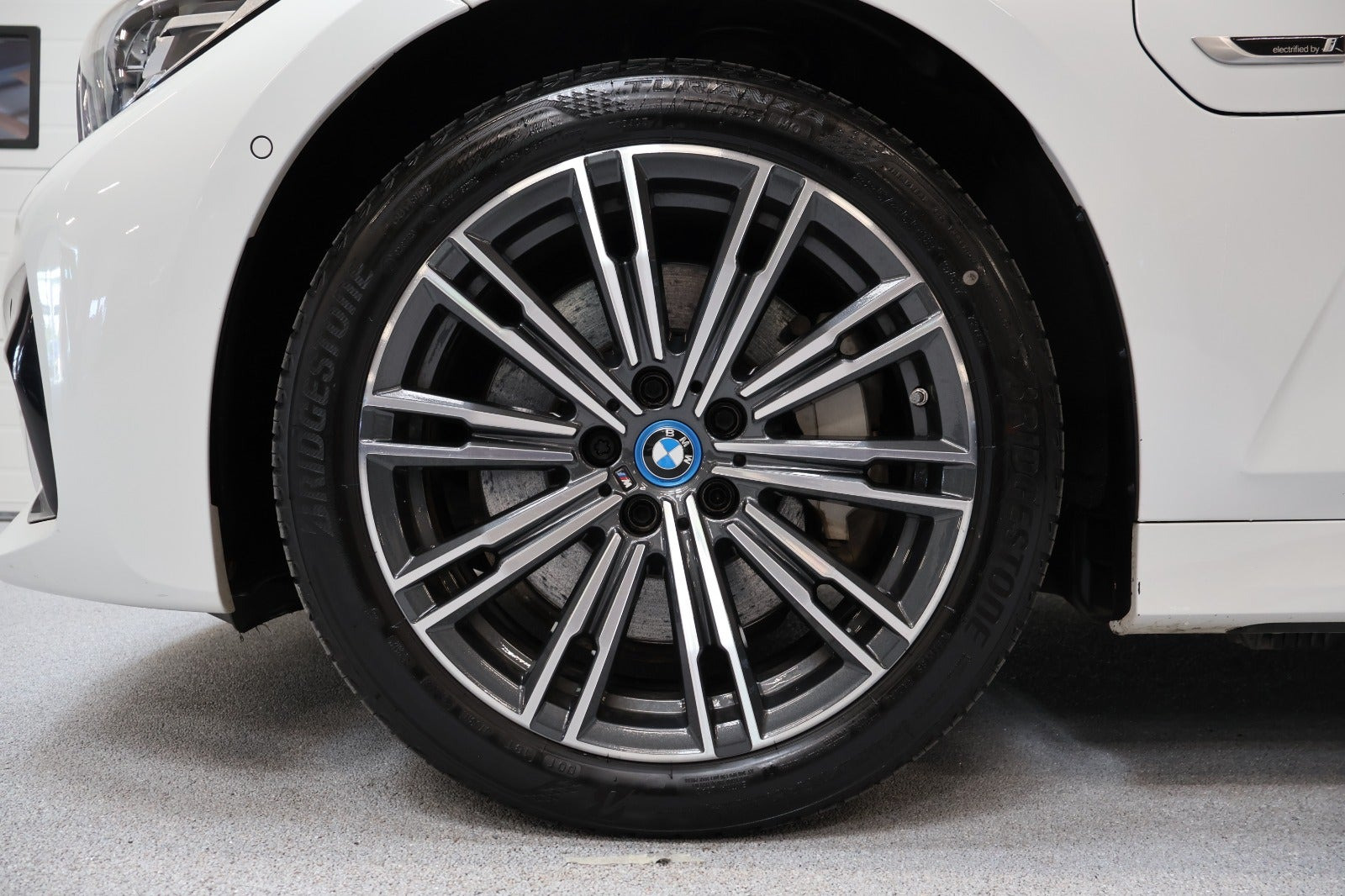 Hvid BMW 330e fra 2022