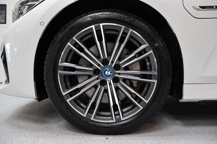 Hvid BMW 330e fra 2022