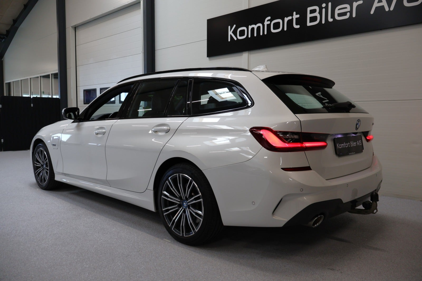 Hvid BMW 330e fra 2022