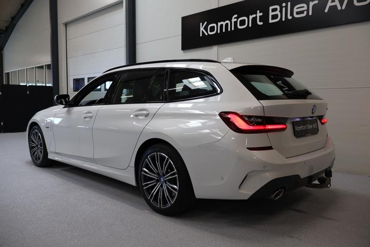 Hvid BMW 330e fra 2022