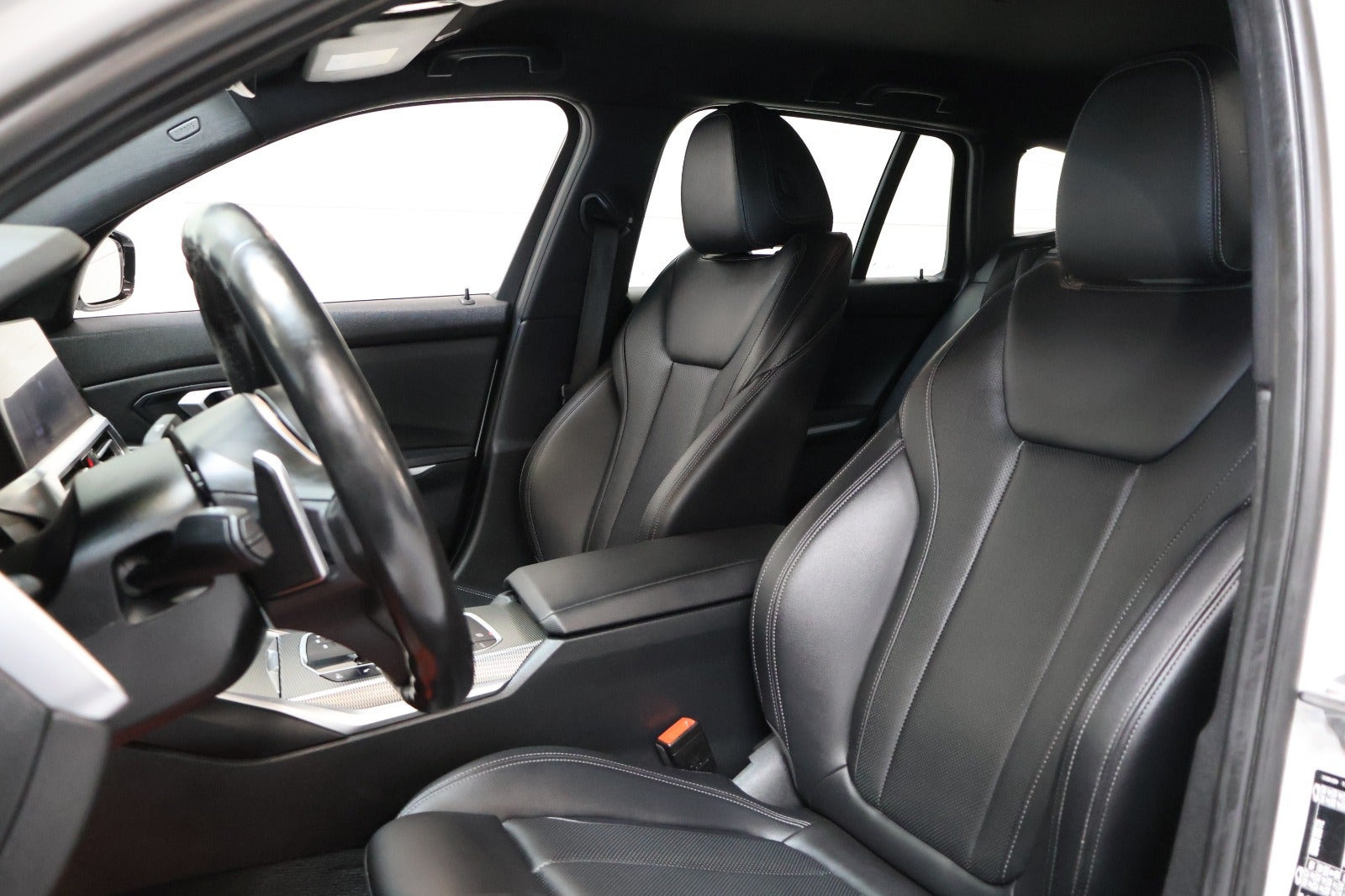 Hvid BMW 330e fra 2022