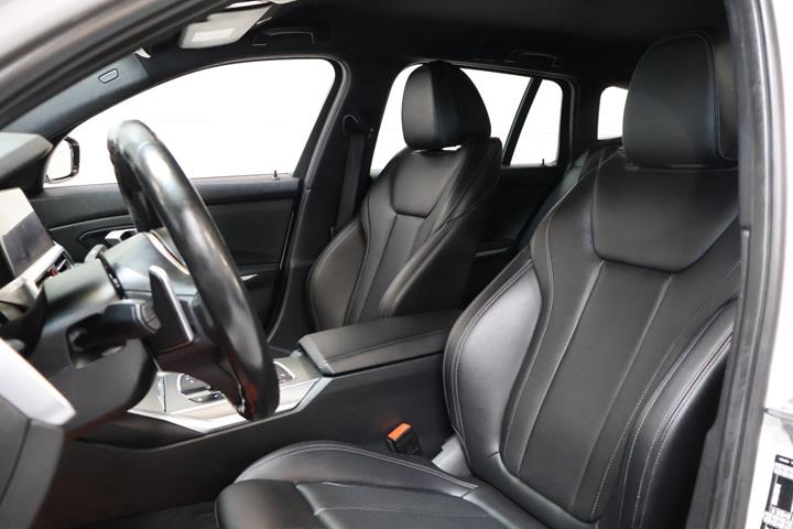 Hvid BMW 330e fra 2022