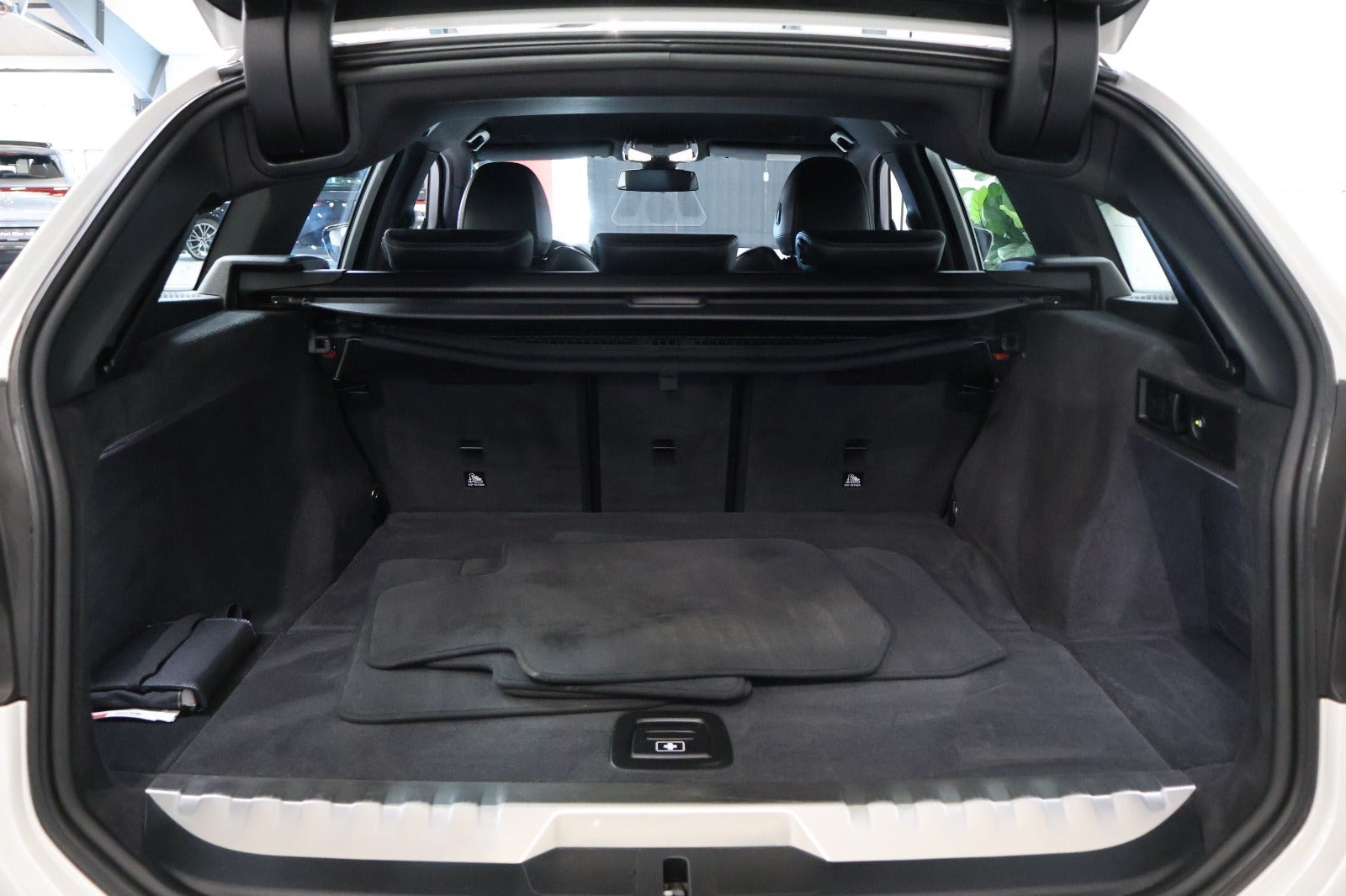 Hvid BMW 330e fra 2022