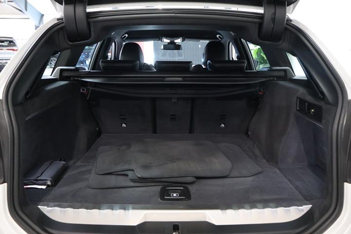 Hvid BMW 330e fra 2022