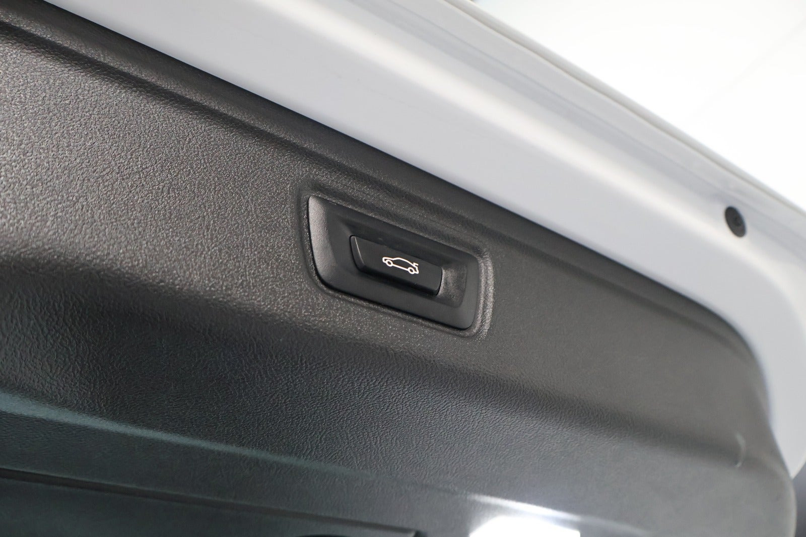 Hvid BMW 330e fra 2022