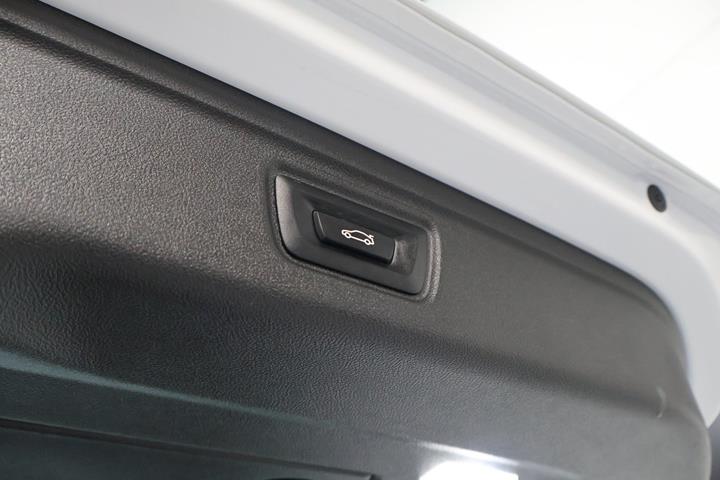 Hvid BMW 330e fra 2022