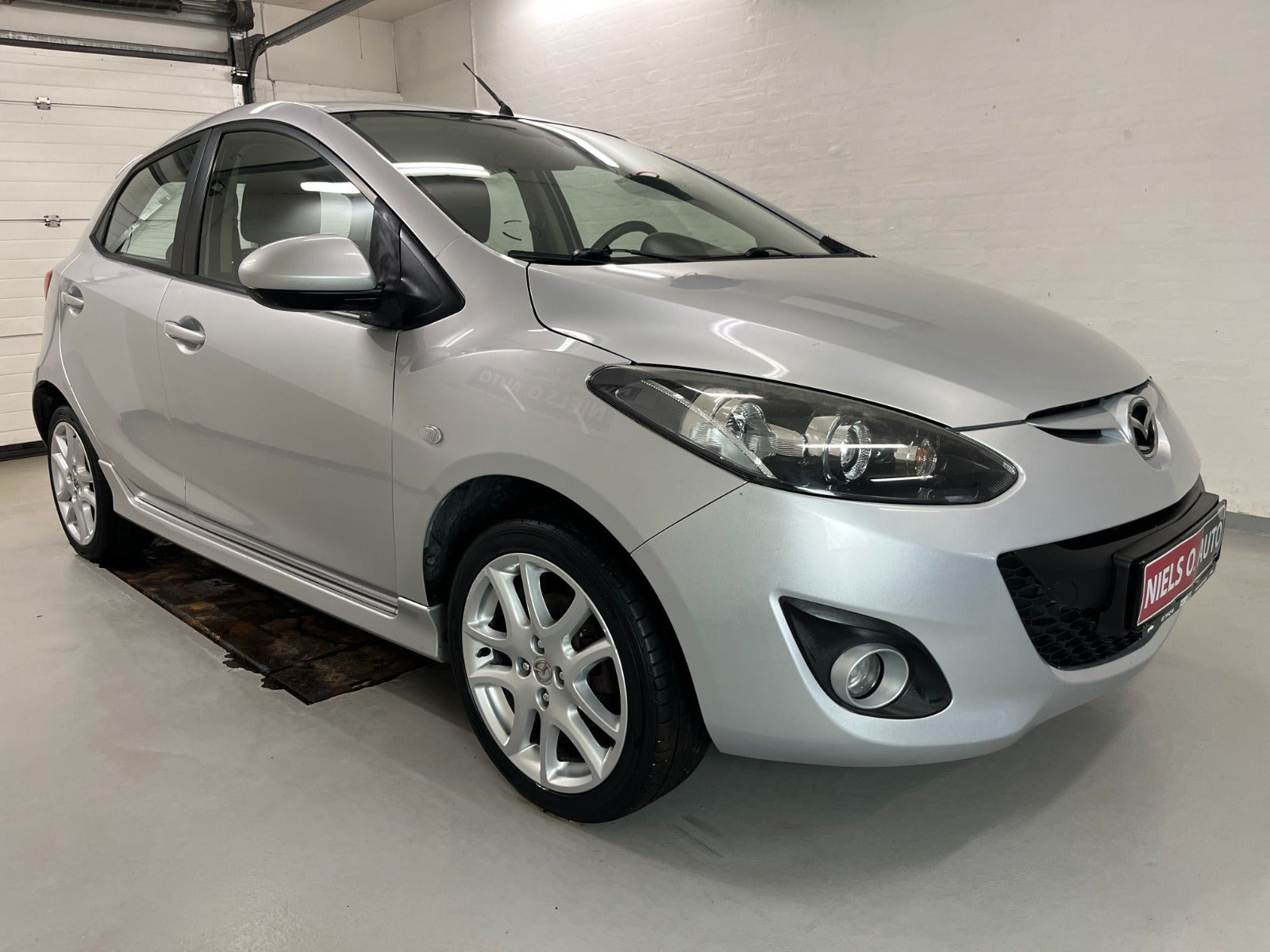 Sølv Mazda 2 fra 2012