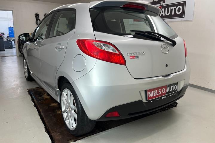 Sølv Mazda 2 fra 2012