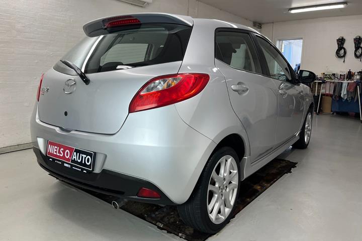 Sølv Mazda 2 fra 2012