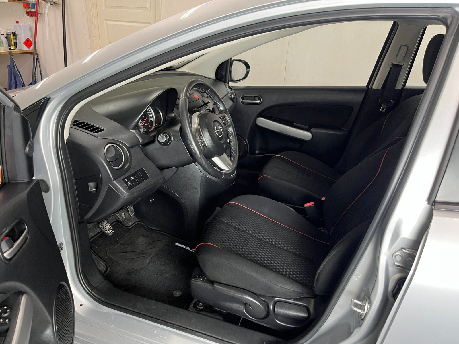Sølv Mazda 2 fra 2012