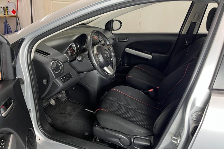 Sølv Mazda 2 fra 2012