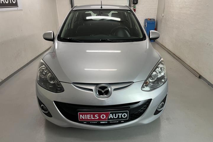 Sølv Mazda 2 fra 2012