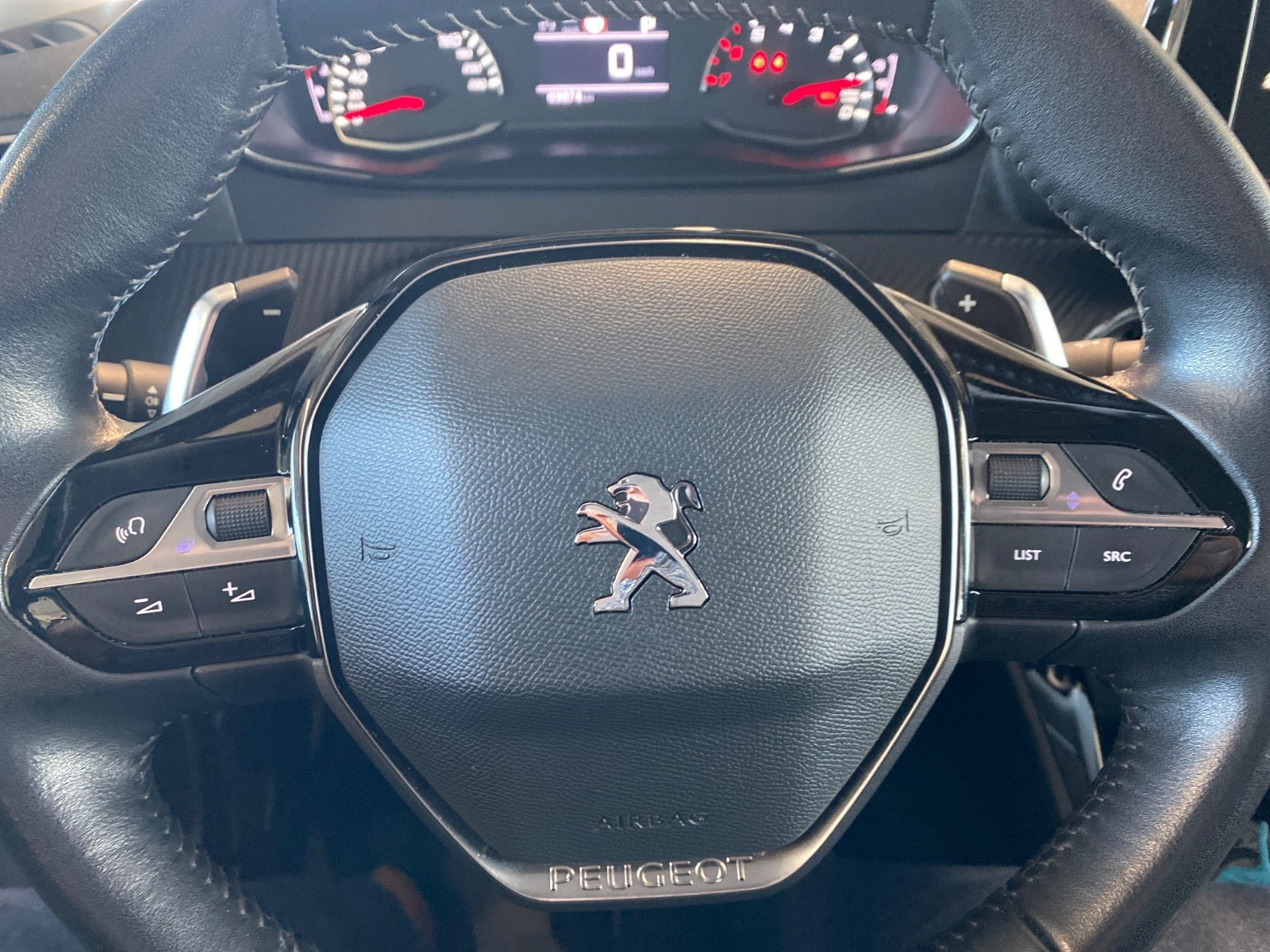 Sølv Peugeot 2008 fra 2020