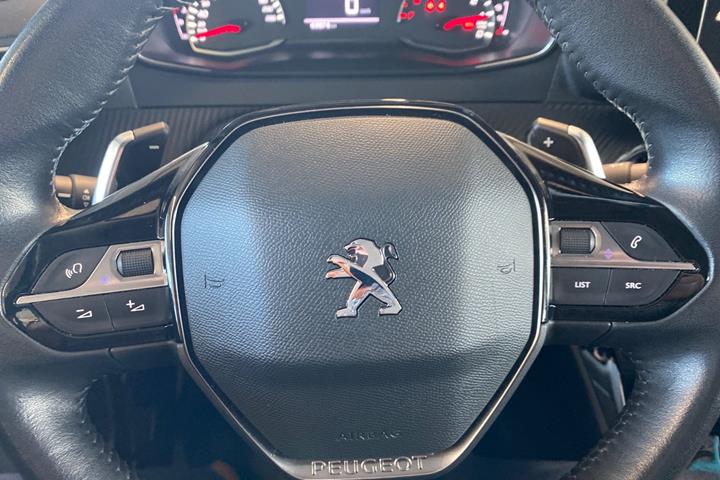 Sølv Peugeot 2008 fra 2020