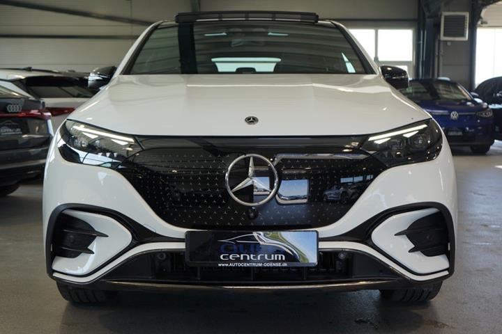 Hvid Mercedes EQE350 SUV fra 2025