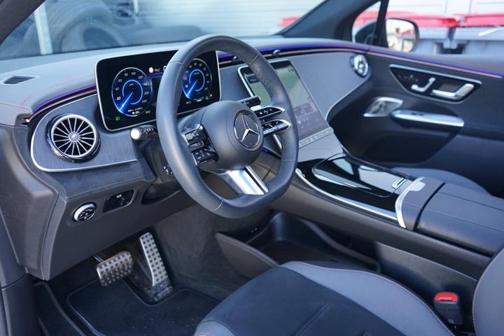 Sort Mercedes EQE350 SUV fra 2025