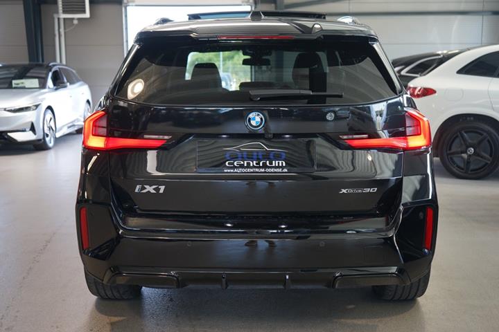 Sort BMW iX1 fra 2023