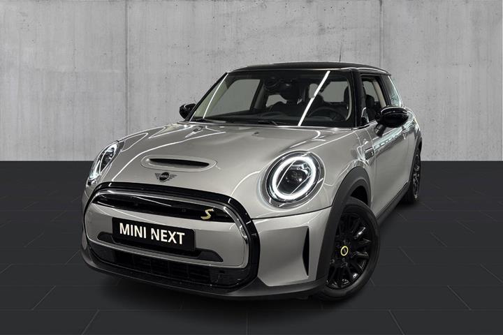 Sølv Mini Cooper SE fra 2023 set udefra