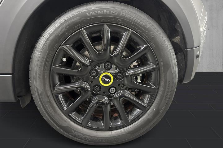 Sølv Mini Cooper SE fra 2023