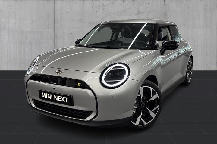 Grå Mini Cooper SE fra 2024 set udefra