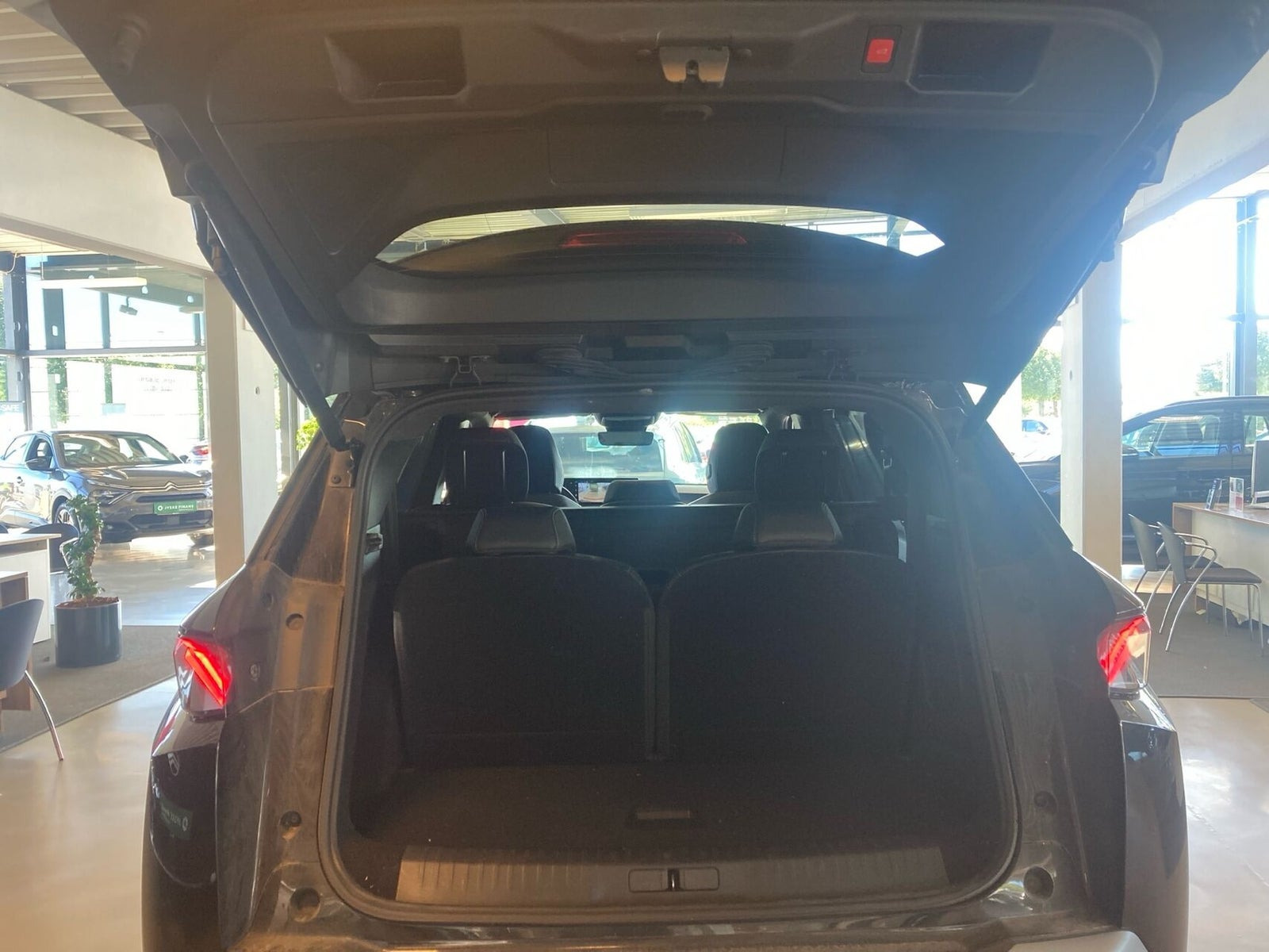 Sort Peugeot e-5008 fra 2024